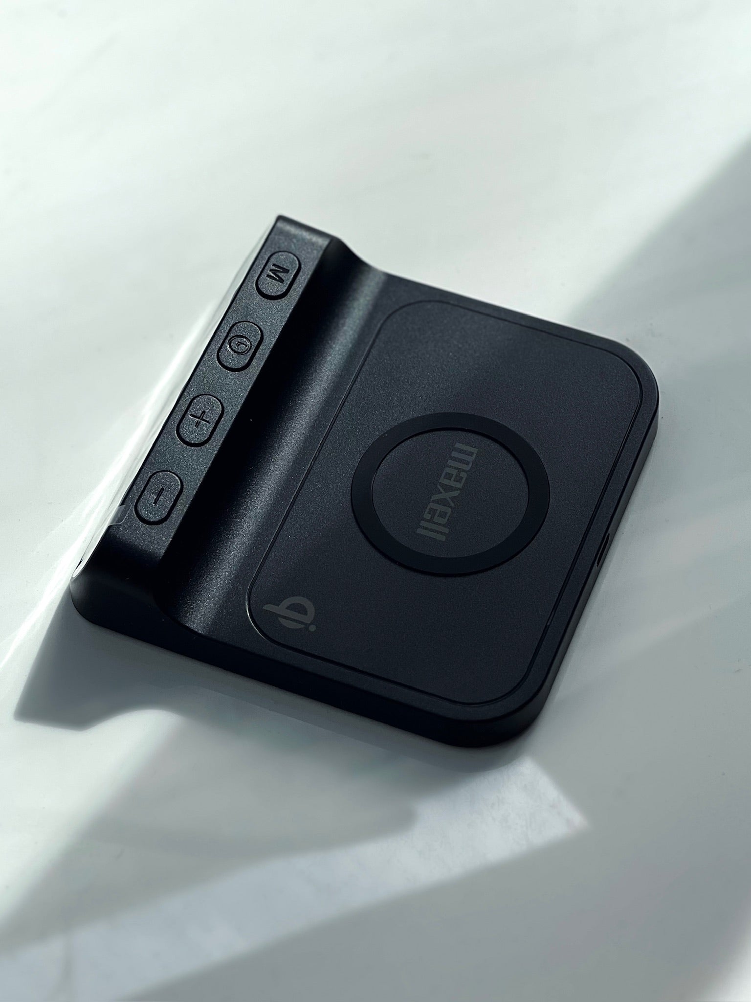 BASE DE CARGA INALÁMBRICA CON RELOJ DESPERTADOR MAXELL