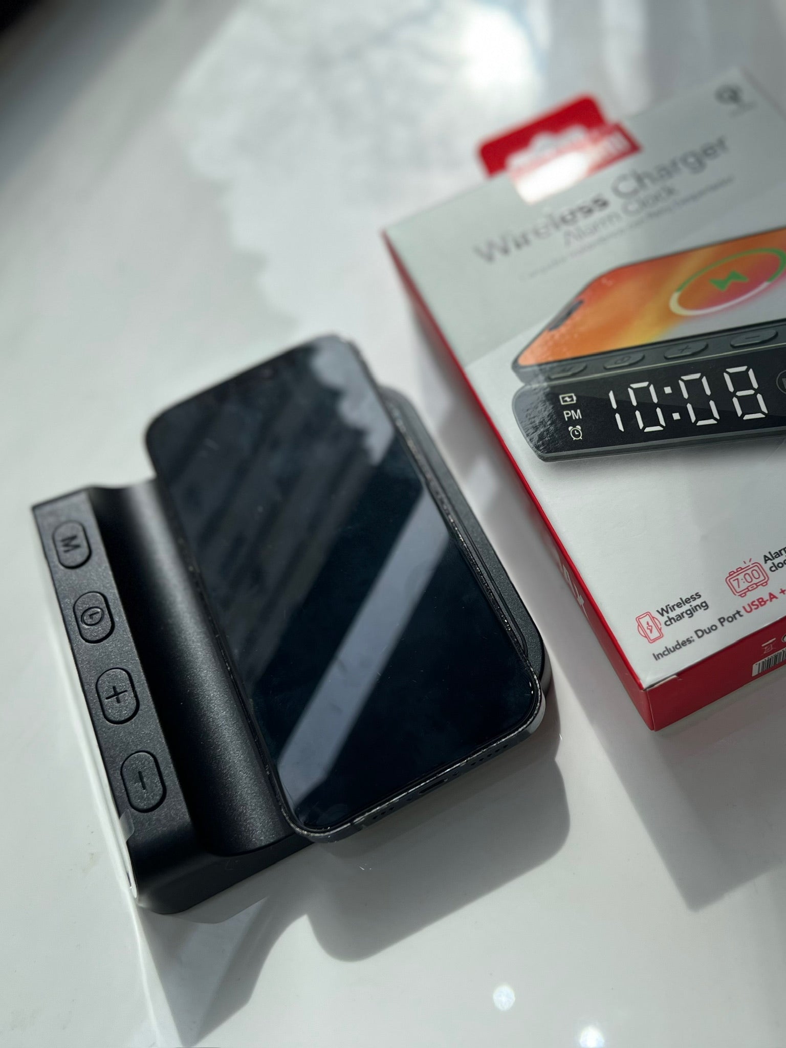 BASE DE CARGA INALÁMBRICA CON RELOJ DESPERTADOR MAXELL