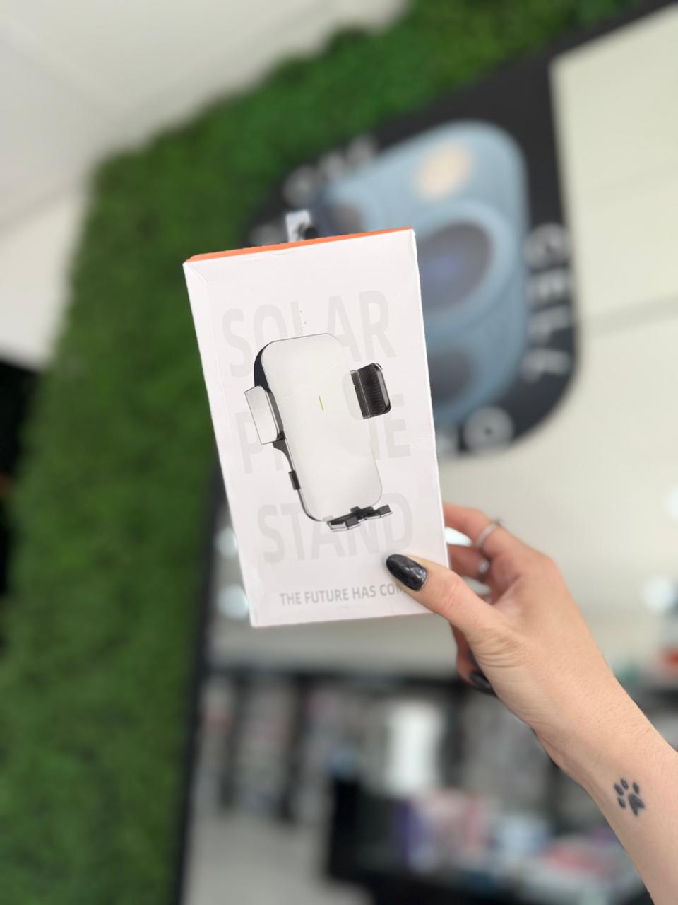 SOPORTE AUTO CARGA SOLAR AGARRE CON PEGAMENTO