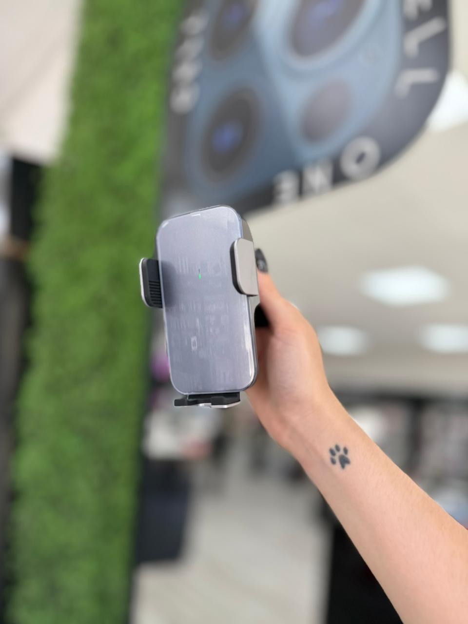 SOPORTE AUTO CARGA SOLAR AGARRE CON PEGAMENTO