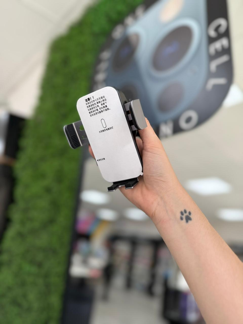 SOPORTE AUTO CARGA SOLAR AGARRE CON PEGAMENTO