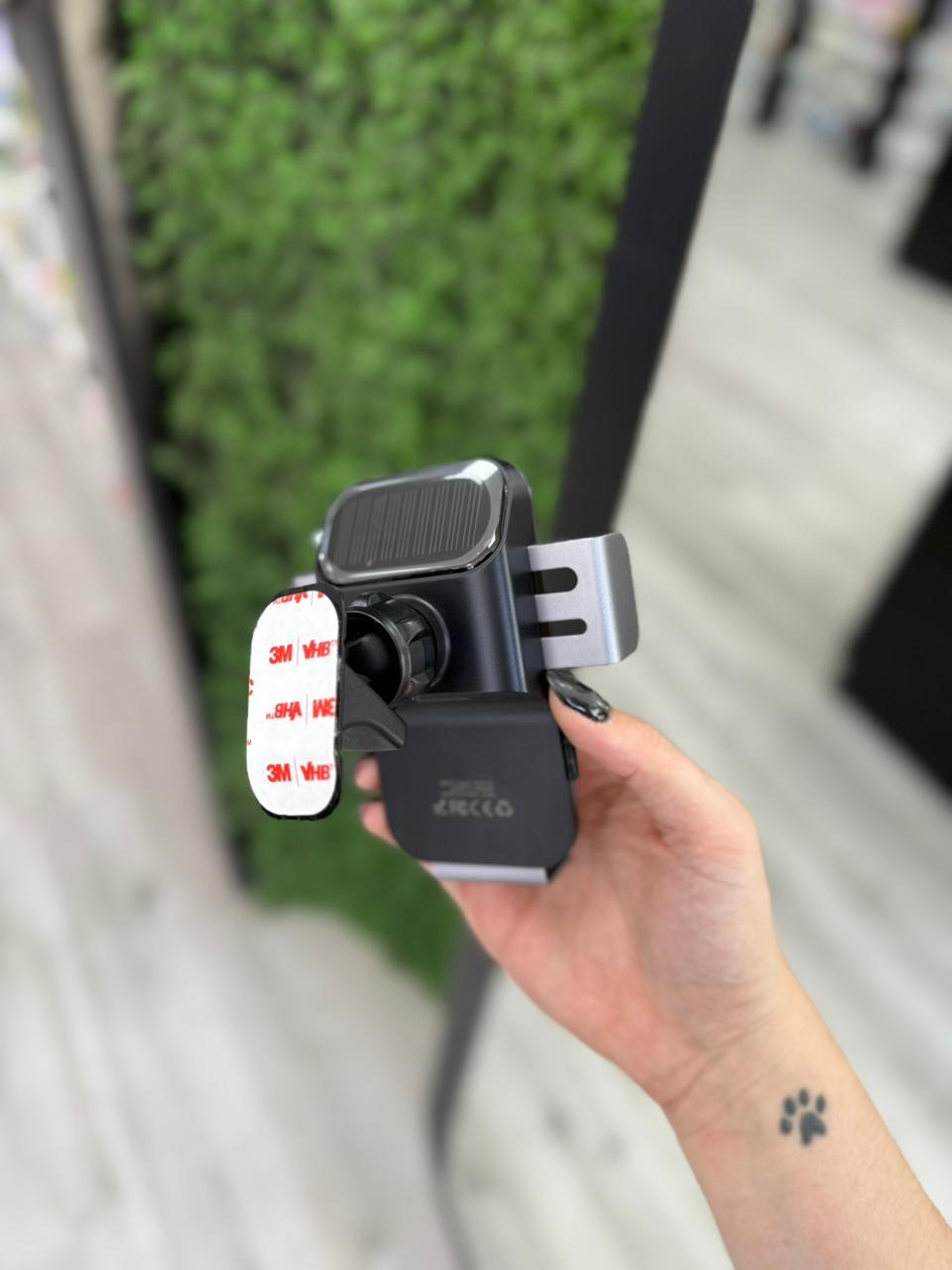 SOPORTE AUTO CARGA SOLAR AGARRE CON PEGAMENTO