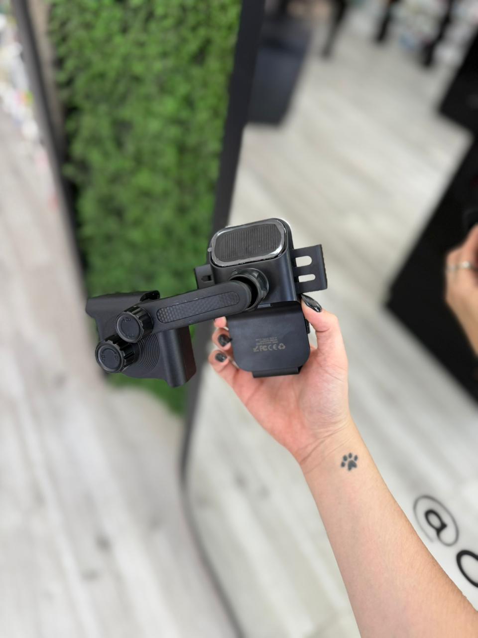 SOPORTE AUTO CARGA SOLAR AGARRE PANTALLA