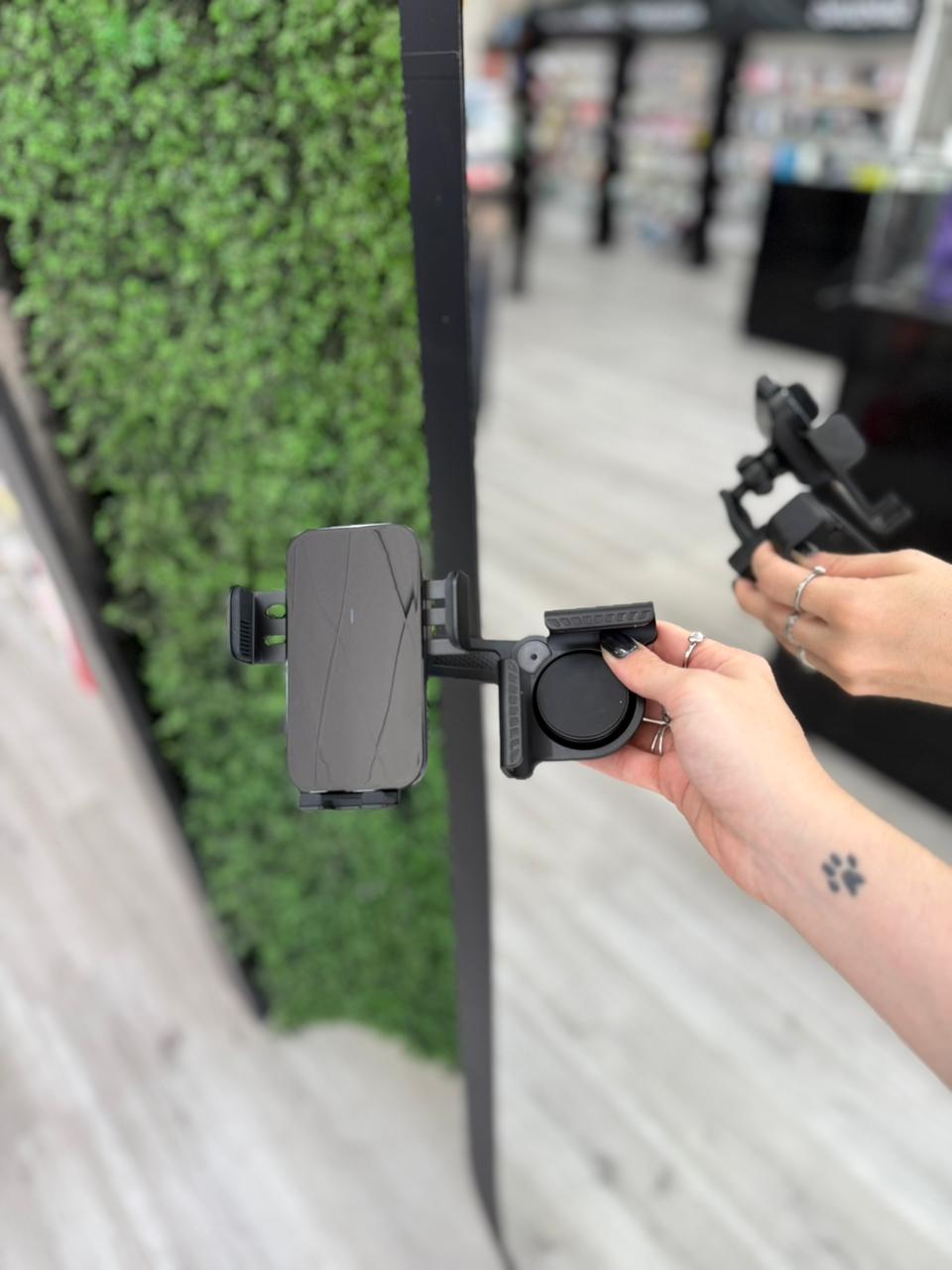 SOPORTE AUTO CARGA SOLAR AGARRE PANTALLA